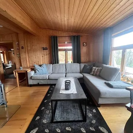 Semesterbostad Cozy And Spacious